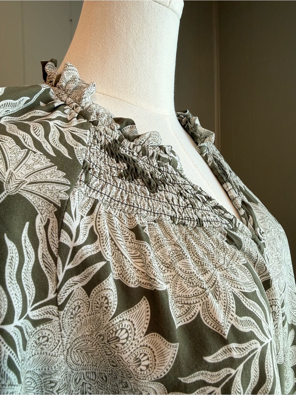 Smocked-Neck Floral Button-Front Blouse in Olive Green Sz Medium - Picture 2 of 11